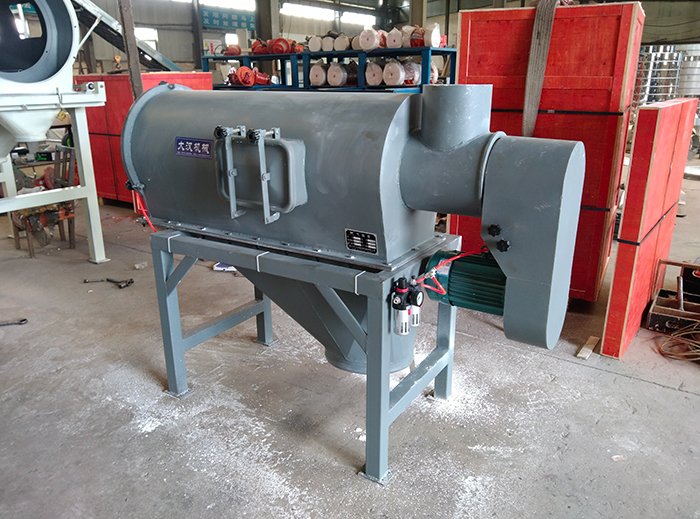 氣流篩采用碳鋼材質(zhì)的外殼，臥式的篩網(wǎng)利用風(fēng)力與物料的離心力對物料進(jìn)行篩分。產(chǎn)量高，效果好。